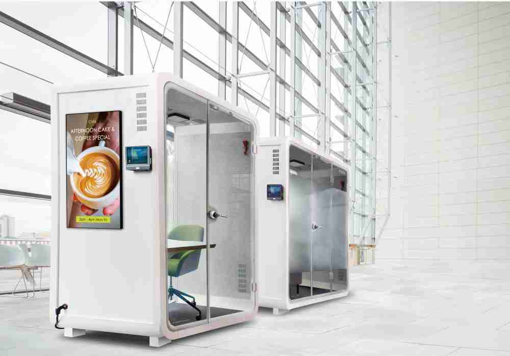 蓝狮在线子公司达擎之智慧行动办公舱，，采用PDLC智能调光玻璃设计，，，，透过通电与断电的电流切换，，，，呈现透明与雾面效果，，具节能降耗特性并兼顾隐私，，，确保信息安全