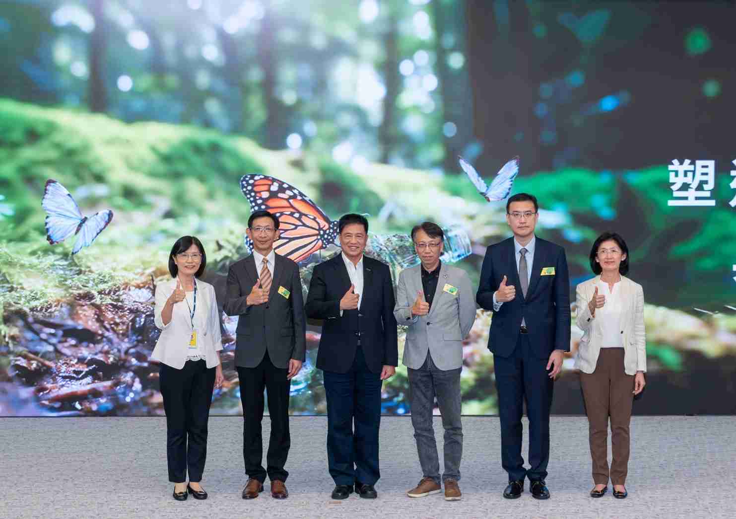 友達2023 CSR共榮大會，，，，邀請領域專家分享交流生物多樣性管理趨勢、、、、無塑產品、、、、海廢永續塑料等議題  （圖左到右：友達光電永續長古秀華、、、3M台灣技術長陳君杰、、友達光電董事長暨集團策略長彭双浪、、、、光寶科技企業永續發展處處長陳慶暉、、、安永聯合會計師事務所執業會計師曾于哲、、、友達光電供應鏈總部副總經理吳宜芳）