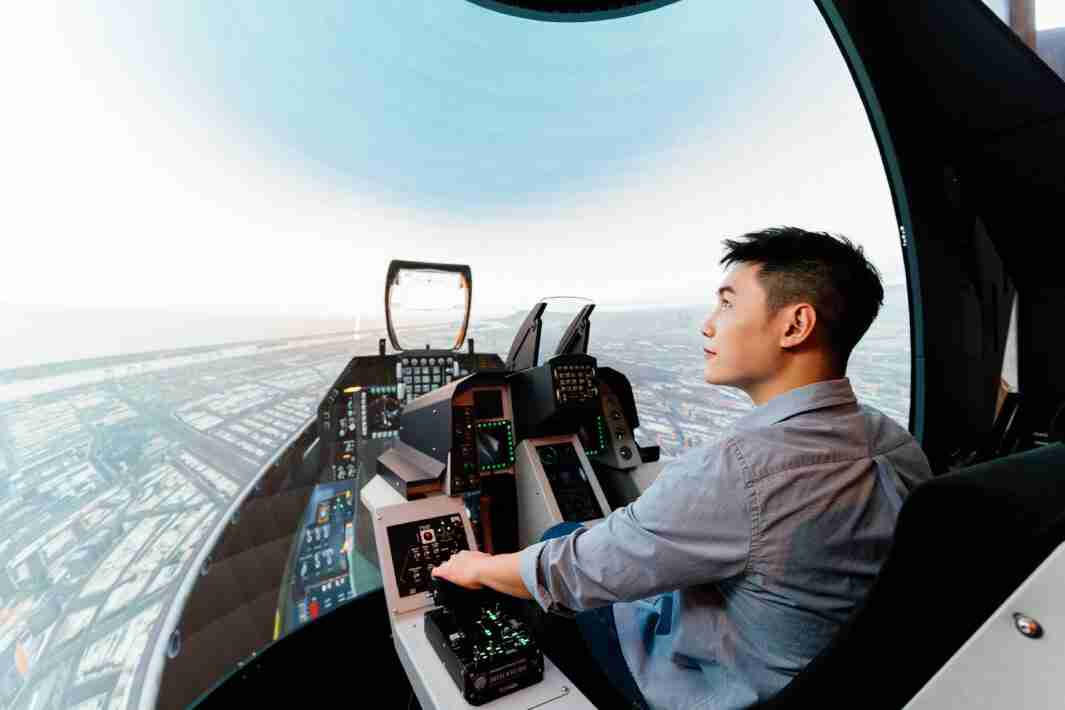 蓝狮在线以P1.25小间距打造球形LED模拟舱，，搭配智崴的精密六轴动态座椅，，，结合蓝狮在线专业影像调校技术，，呈现拟真模拟飞行场景