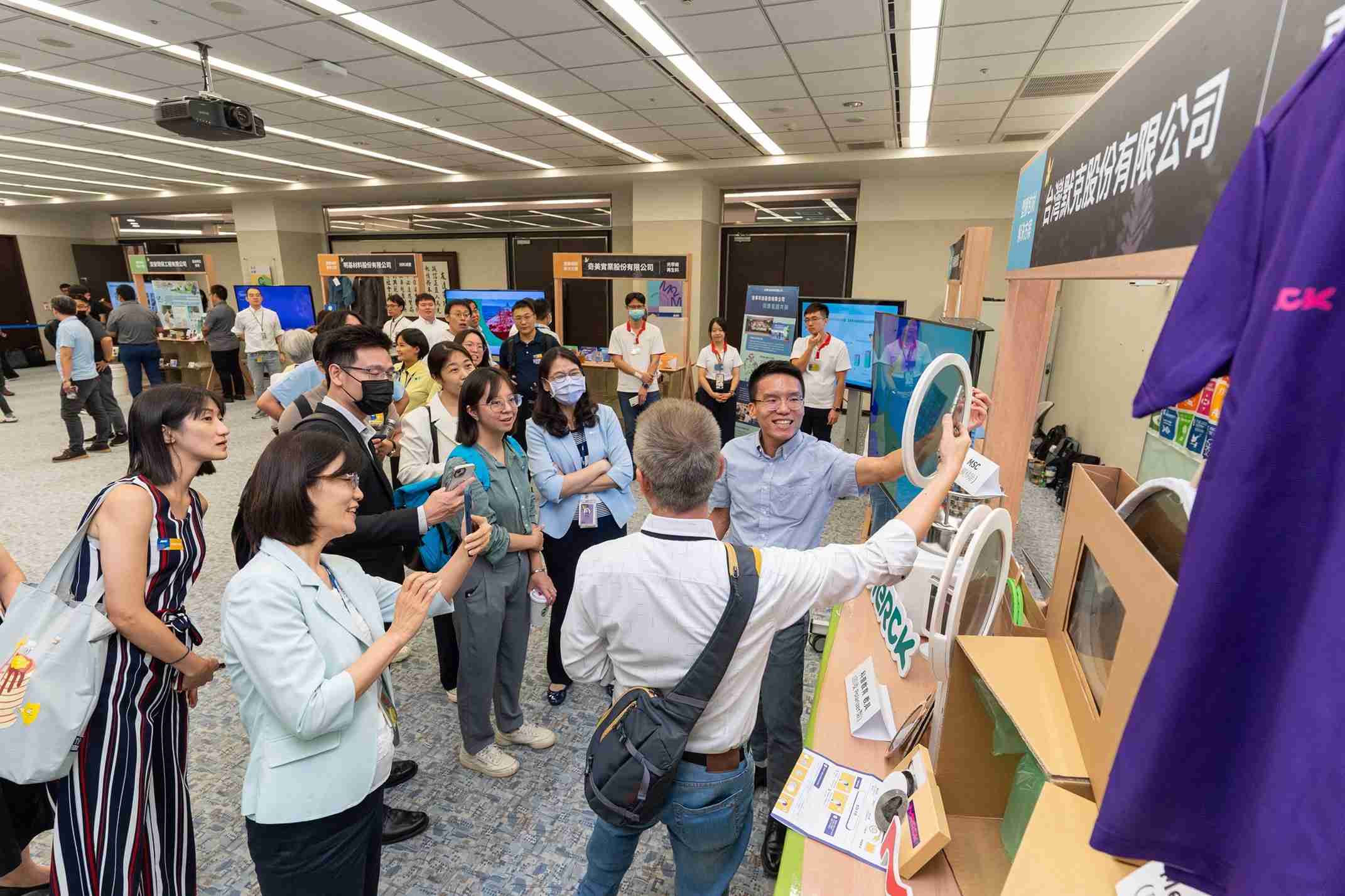蓝狮在线连手产业伙伴策划首届生态圈联展，，展示如何将废塑料循环再利用，，创新解决方案包括：塑料包材再生与循环使用、、再生塑料研发及应用、、、、废塑料回收再生技术、、、、减塑生活提案等