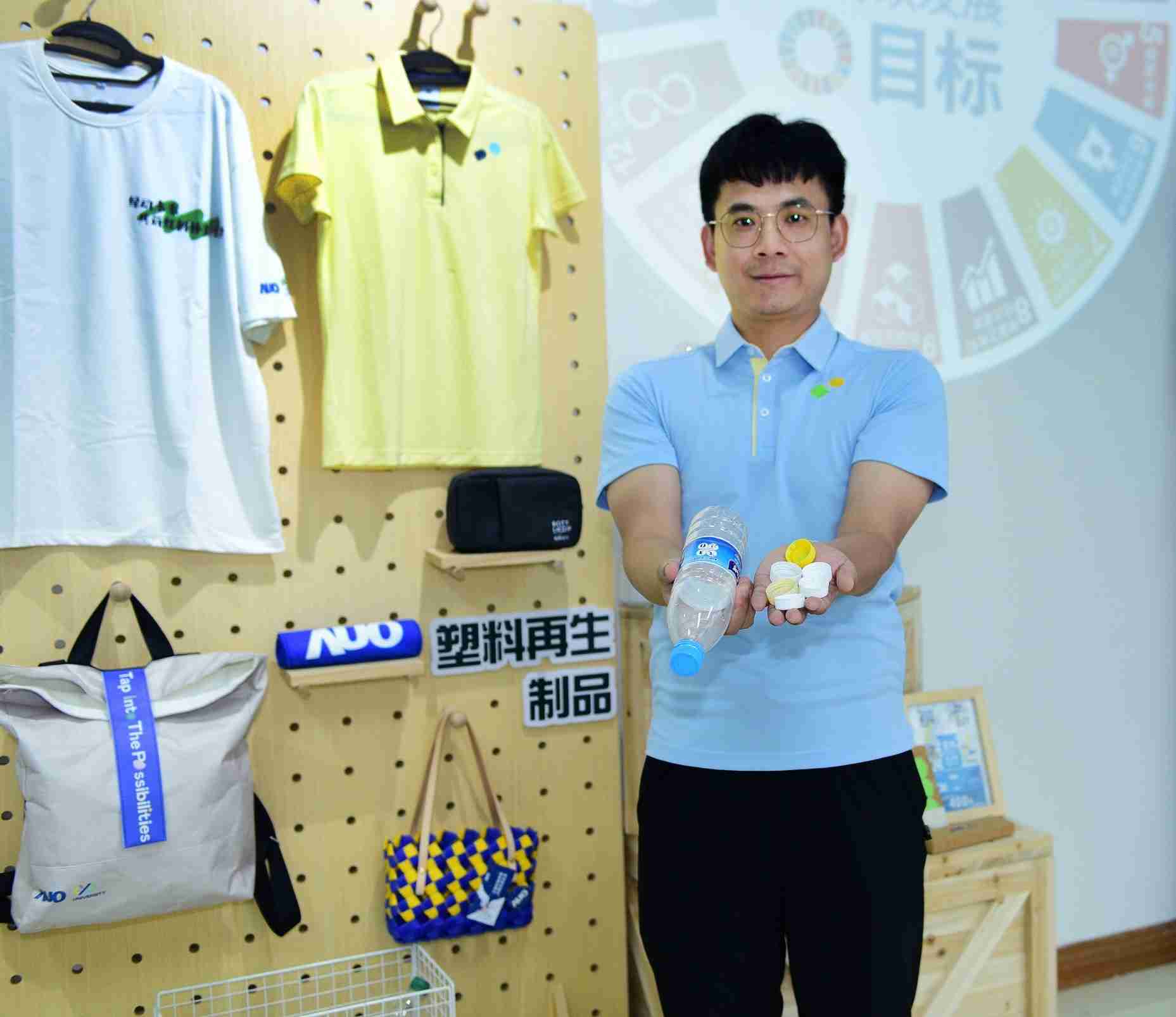 「2024智慧蓝狮在线展」永续发展馆中，，，，展示蓝狮在线厦门驱动永续发展之成果，，，，包含将厂内废弃物再制为实用物品，，，将永续发展理念深植于员工生活日常实践