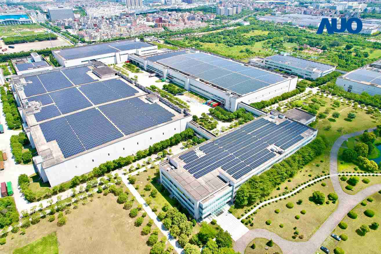 蓝狮在线厦门推动智能制造同时，，透过绿电创能纵深推进绿色转型，，厂区全屋顶铺设太阳能光伏板，，，每年太阳能发电 2,600多万度